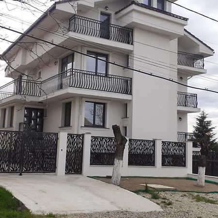 לינה וארוחת בוקר באילה אונו מאי Casa Leahu מראה חיצוני תמונה